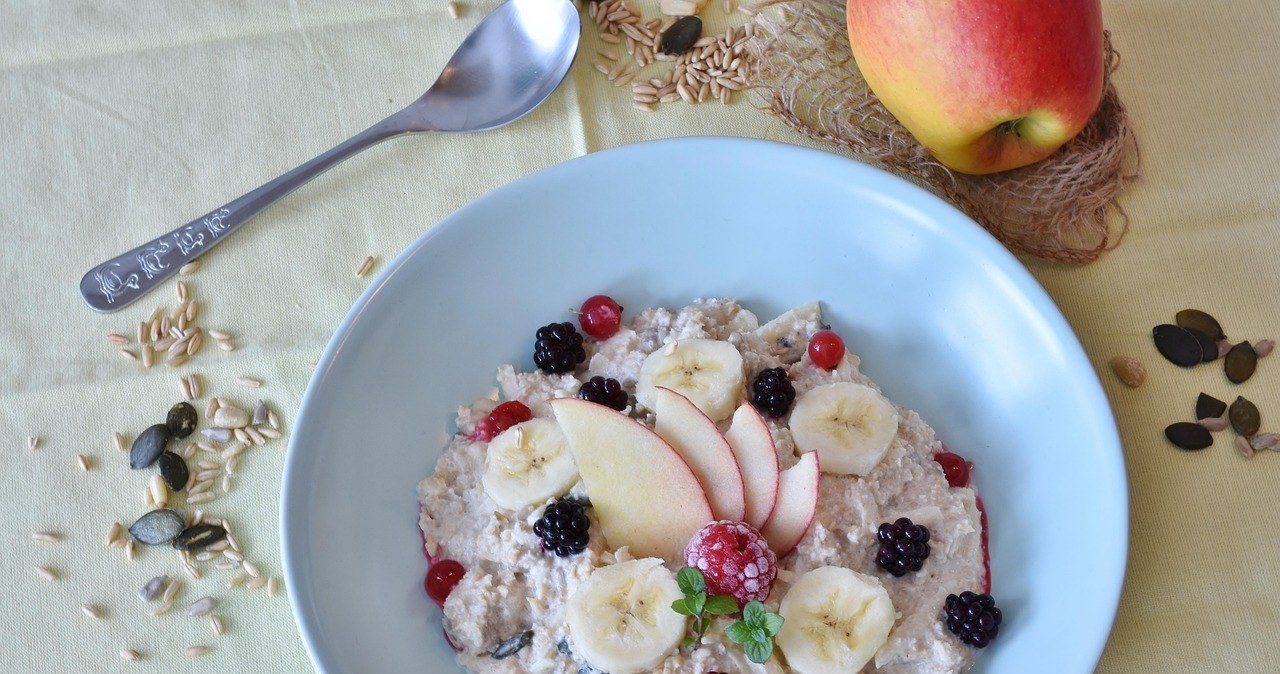 Яблуко у поєднанні з вівсянкою чи йогуртом -  корисний сніданок, який допомагає підтримувати стабільний рівень глюкози в крові та довше відчувати ситість