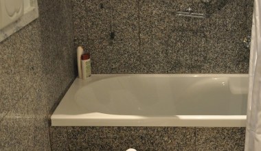 Як очистити та відбілити ванну? Ось як ви позбудетеся цвілі та накипу