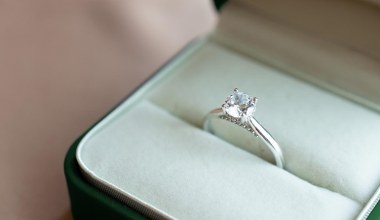 Як почистити срібні прикраси? Ефективні методи повернення їм колишнього блиску