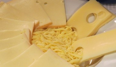 Якщо їсте жовтий сир, оберіть цей. Має ніжний горіховий смак, мало натрію і багато білка