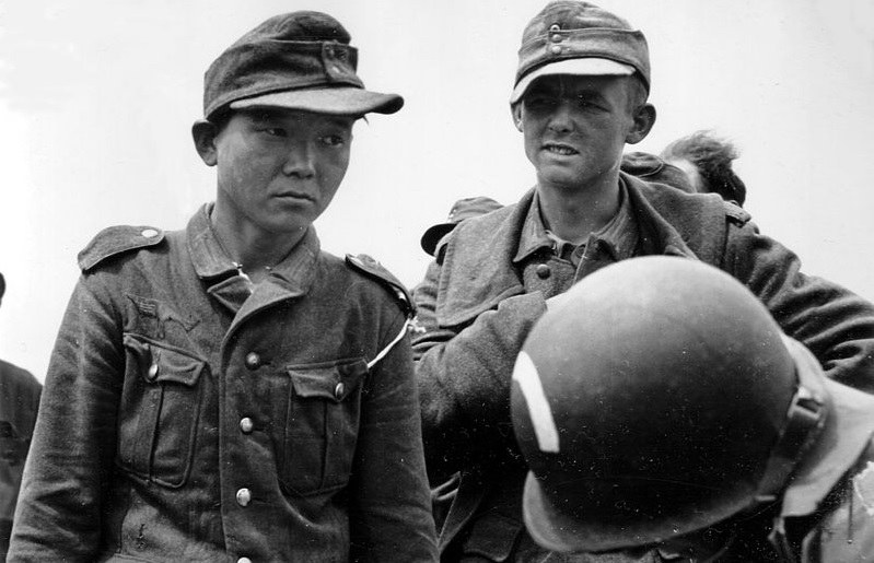 Yang Kyoungjong na słynnym zdjęciu, które zostało podpisane: „Japoński żołnierz podaje swoje imię i nazwisko amerykańskiemu oficerowi” /Wikimedia Commons /INTERIA.PL/materiały prasowe