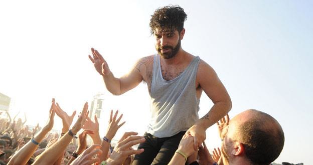 Yannis Philippakis z Foals podczas występu na Open'erze /AKPA