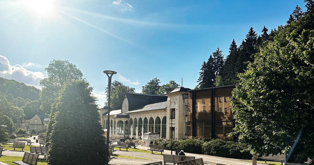 Янське Лазне - курортне містечко в Чехії, відоме своїми термальними джерелами та мальовничими гірськими пейзажами /Domena publiczna