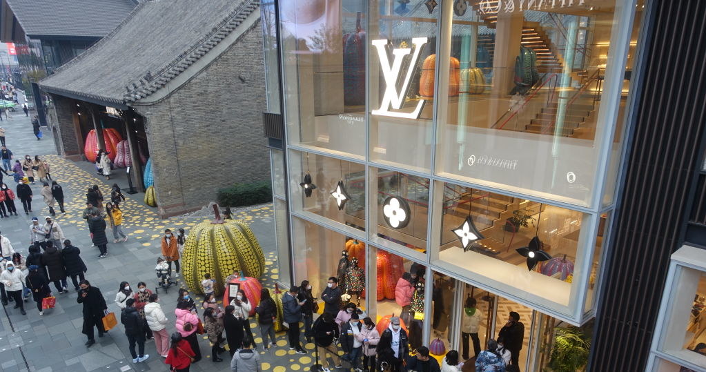 Yayoi Kusama i Louis Vuitton połączyli siły. Motyw przewodni: kropka /Yuan Kejia/VCG via Getty Images /Getty Images
