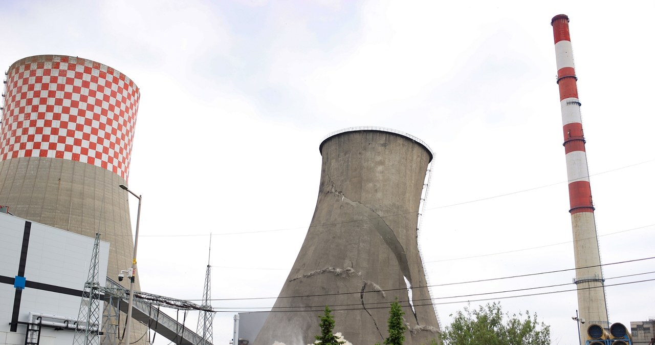 yburzenie ostatniej chłodni kominowej bloku 120 MW Elektrowni Łagisza w Będzinie /Jarek Praszkiewicz /PAP