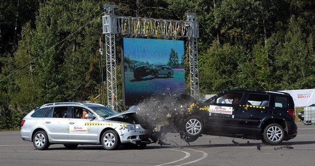 Yeti z prędkością 90 km/h uderzyło w superba /Informacja prasowa