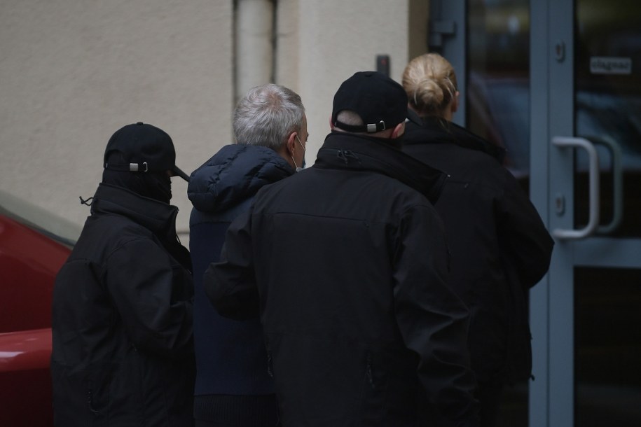 yły prezes PKN Orlen Dariusz K. (2L) doprowadzany na przesłuchanie w Prokuraturze Okręgowej w Warszawie /Marcin Obara /PAP