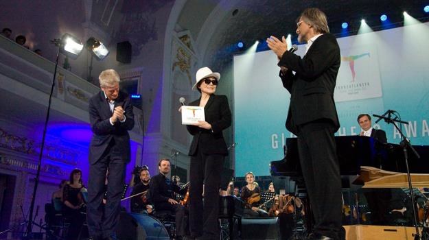 Yoko Ono dostaje brawa od Ryszarda Grobelnego i Jana A.P. Kaczmarka / fot. Sebastian Czopik/Reporter /