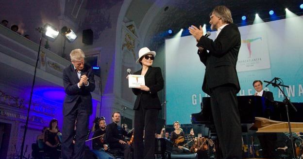 Yoko Ono dostaje brawa od Ryszarda Grobelnego i Jana A.P. Kaczmarka / fot. Sebastian Czopik/Reporter /