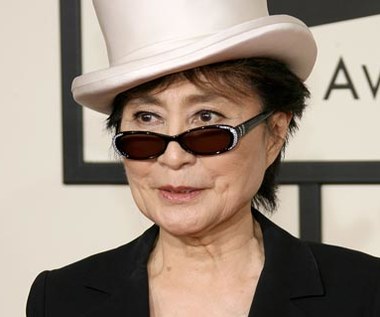 Yoko Ono składa hołd