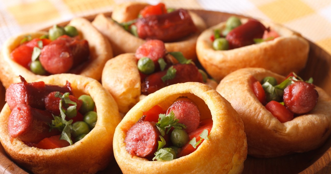 Yorkshire pudding z cienkimi kiełbaskami wieprzowymi /123RF/PICSEL