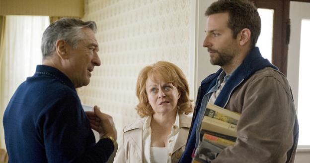 You talkin' to me? Robert De Niro, Jacki Weaver i Bradley Cooper w scenie z filmu Davida O. Russella /materiały dystrybutora