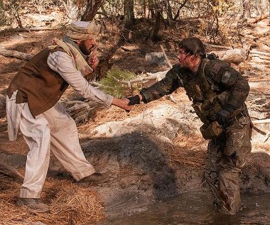 Yousuf Azami i Mark Wahlberg w scenie z filmu "Ocalony"