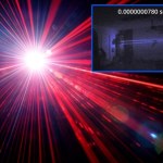 wzrok Youtuber sfilmował w garażu światło lasera w 2 miliardach klatek na sekundę
