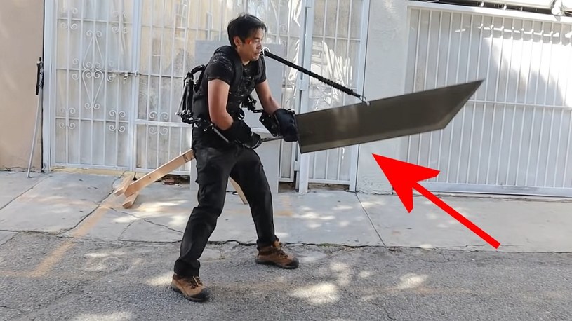 YouTuber użył egzoszkieletu, by podnieść ciężki miecz z Final Fantasy VII [FILM] /Geekweek