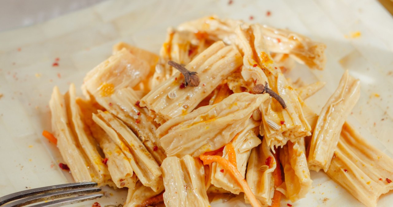 Yuba strukturą przypomina nieco mięso, dlatego często wybierana jest przez wegan i wegetarian / sharafmaksumov /123RF/PICSEL