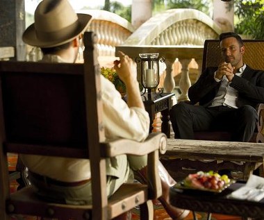 Yul Vazquez i Ben Affleck w scenie z filmu "Ślepy traf"