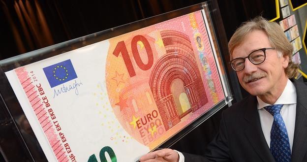Yves Mersch z EBC prezentuje nowy banknot 10 euro /EPA