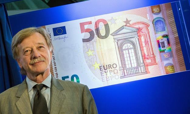 Yves Mersch z EBC prezentuje nowy banknot o nominale 50 euro /EPA