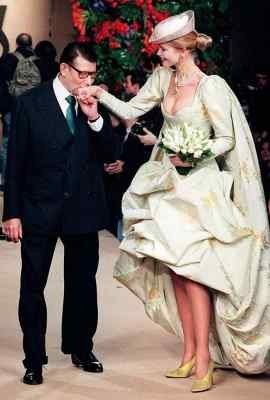 Yves Saint-Laurent z Claudią Schiffer na pokazie w 1997 roku /arch. AFP