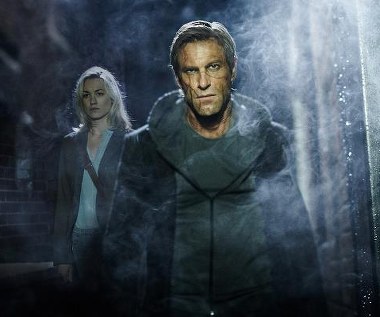 Yvonne Strahovski i Aaron Eckhart w scenie z filmu "Ja, Frankenstein"