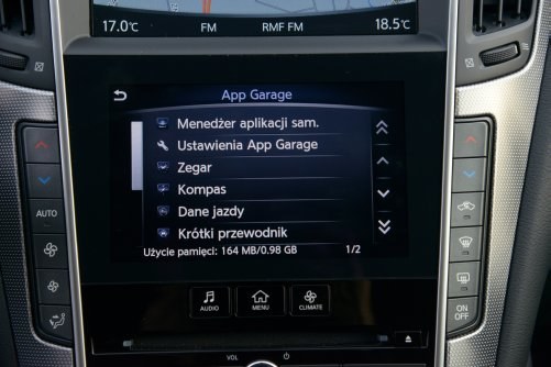 Z App Garage kierowcy Q50 mogą ściągać przeróżne aplikacje do swojego samochodu. Zupełnie jak w smartfonach np. z systemem Android. /Auto Moto