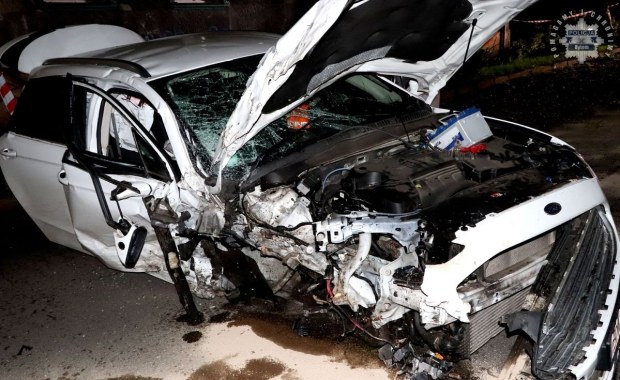 Z auta nie zostało wiele. Kierowca prawdopodobnie był pijany