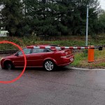 Z auta odpadło koło na środku przejazdu kolejowego. O włos od tragedii