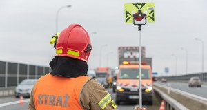 Z auta wylała się ropa, doszło do pożaru. Autostrada A2 zablokowana