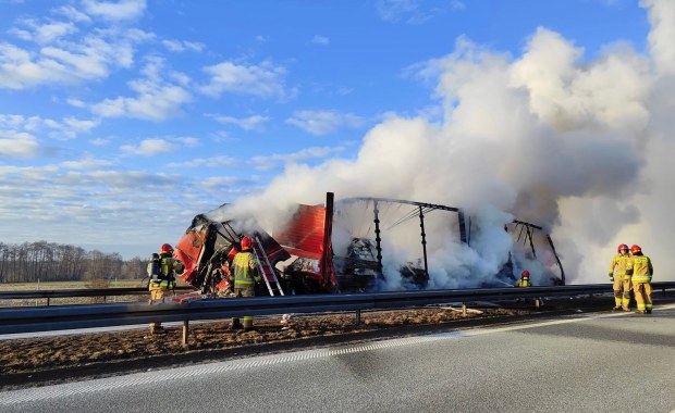 Z auta wylała się ropa, doszło do pożaru. Utrudnienia na A2