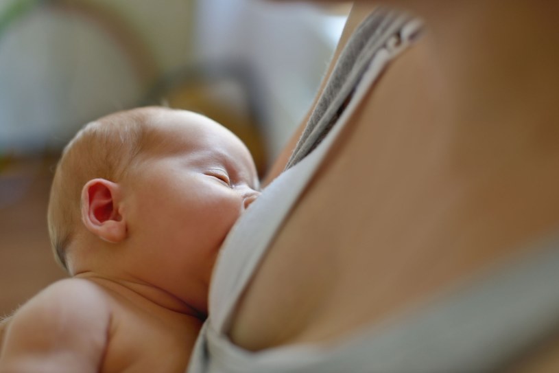 Z badań holenderskich uczonych wynika, że gdyby dzieci były karmione wyłącznie piersią do 6. miesiąca życia, oszczędności z ewentualnych kosztów leczenia chorób układu pokarmowego mogłyby osiągnąć kwotę 250 euro na dziecko /123RF/PICSEL