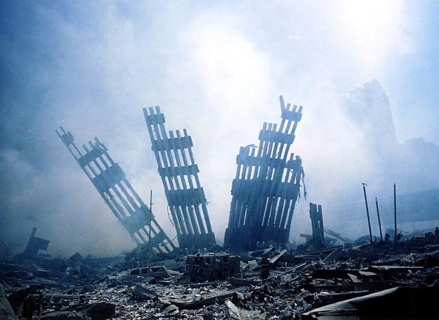 Z bliźniaczych wież World Trade Center zostały jedynie tysiące ton betonu i stali /AFP