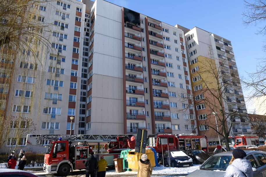 Z bloku strażacy musieli ewakuować część mieszkańców /Jakub Kaczmarczyk /PAP