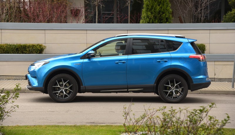 Z boku nową Toyotę RAV4 najtrudniej odróżnić od modelu sprzed liftingu – pomocny jest nowy błękitny lakier. /Motor