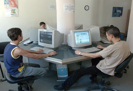 Z braku innych zajęć, dzieci spędzają cały wolny czas przesiadując przy komputerze /AFP