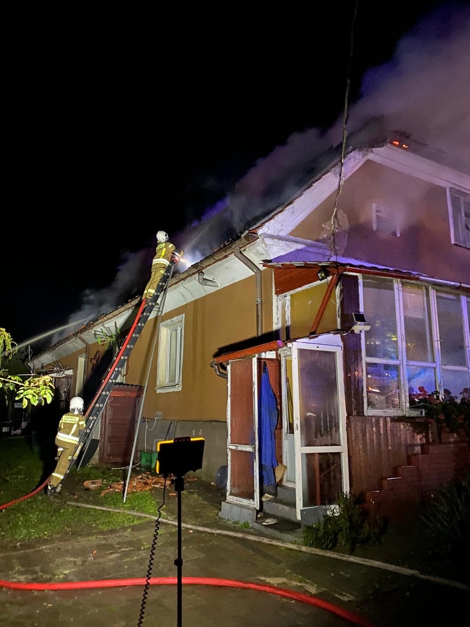 Z budynku ewakuowało się 10 osób /KW PSP Olsztyn /Państwowa Straż Pożarna