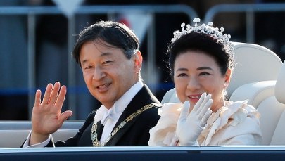 Z Chryzantemowego Tronu do kabrioletu. Cesarz Japonii i jego małżonka pokazali się poddanym