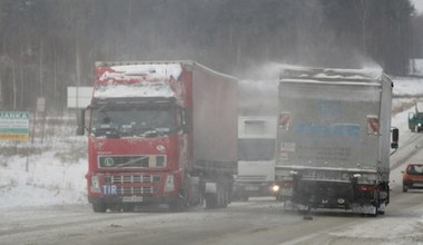 Z ciężarówki spadł lód i uszkodził auto. Co robić i jak dostać odszkodowanie?