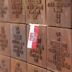 Z cmentarza w Katyniu zniknęły polskie flagi. "Złożymy notę do MSZ Rosji"