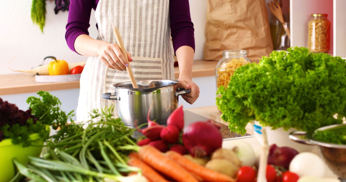 Z czego należy komponować domowy jadłospis, aby zadbać o cholesterol? /123RF/PICSEL