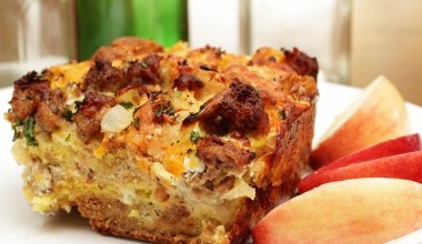 Z czerstwego pieczywa zrobisz genialną zapiekankę. Przygotuj ją dziś na kolację 