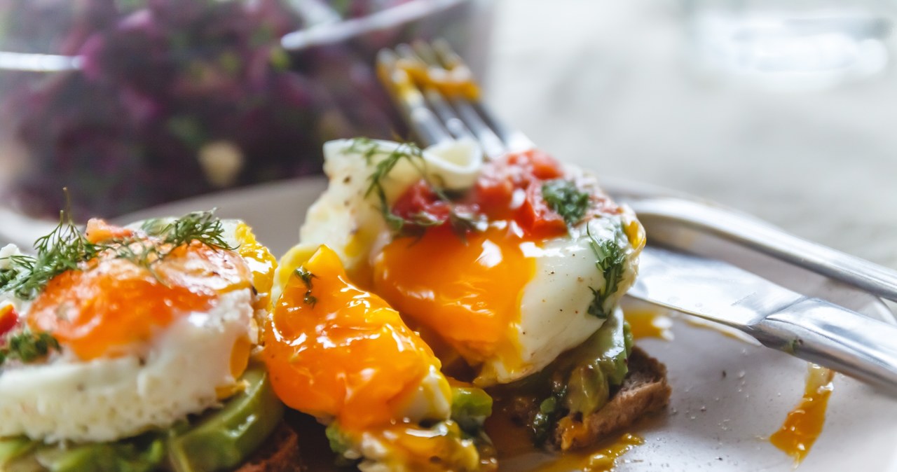 Z czym najlepiej jest jeść jajka na twardo? /123RF/PICSEL