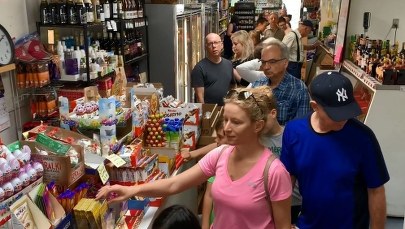 Z dala od kraju, ale zgodnie z tradycją. Polacy w USA robią zakupy na Wielkanoc