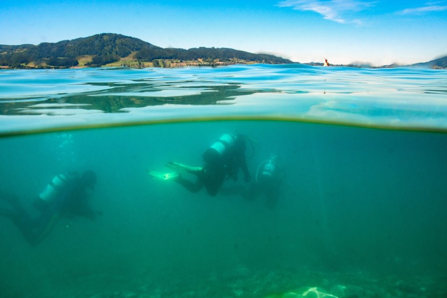 Tajemnicze skrzynie na dnie jeziora. Wyłowiono kolejne