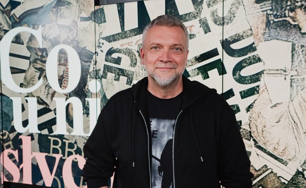 ​"Z dnia na dzień z policjanta zostałem aktorem". Co słychać u Sebastiana Wątroby z W11?