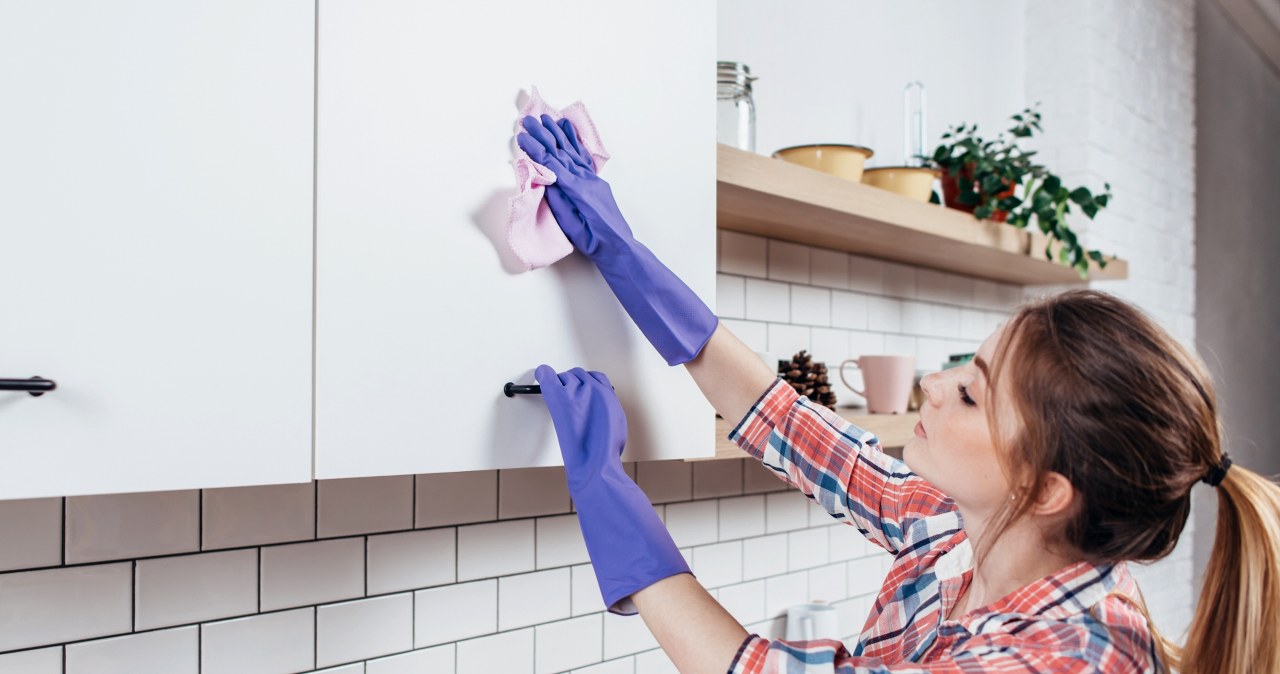 Z domowymi sposobami skutecznie domyjesz szafki kuchenne z tłuszczu. /123RF/Picsel, 123RF/Picsel /Pixel