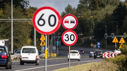 Z dróg mogą zniknąć zbędne znaki. "Pierwszy krok do zmian czerwonej księgi"