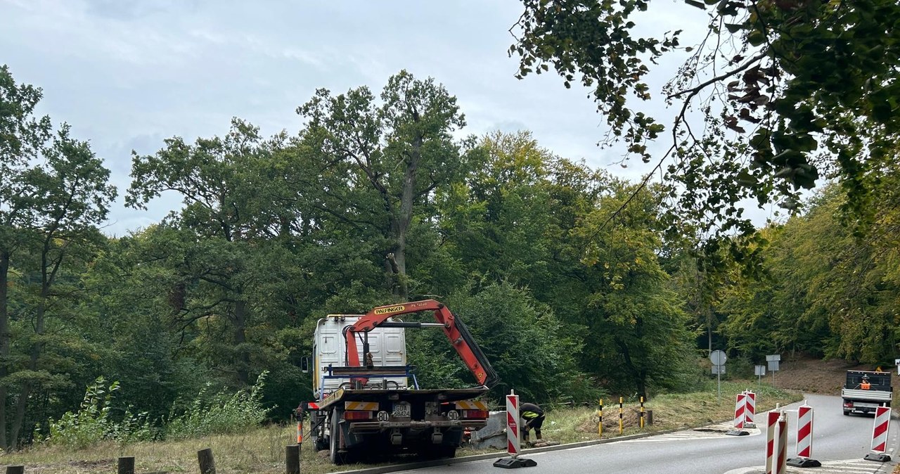 Z drogi w Otominie zniknęły betonowe kręgi