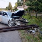 Z dwulatką, dwoma promilami i w ciąży. Z impetem wjechała w słup