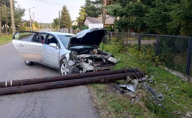 Z dwulatką, dwoma promilami i w ciąży. Z impetem wjechała w słup